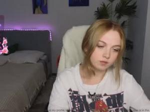 small_blondeeChaturbate screenshot 2024-08-11